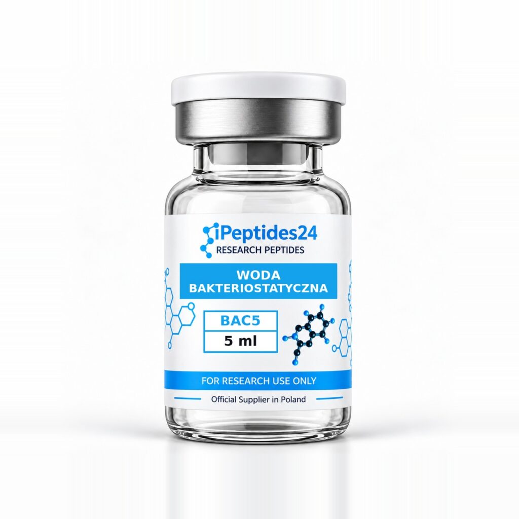 Fiolka iPeptides24 z etykietą „Woda bakteriostatyczna · 5 ml” (BAC5) na białym tle.