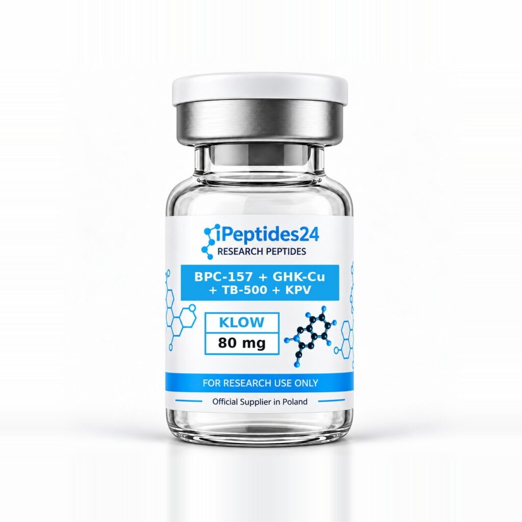 Fiolka iPeptides24 z etykietą „BPC-157 + GHK-Cu + TB-500 + KPV · 80 mg” (KLOW) na białym tle.